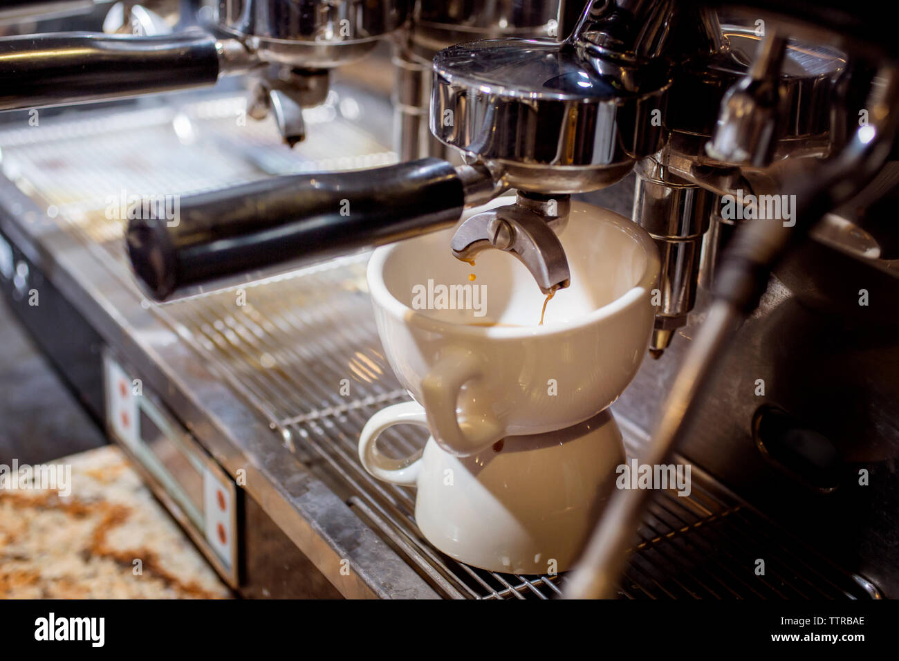 Espresso Maschine Kaffee in die Tasse gießen im Cafe Stockfoto