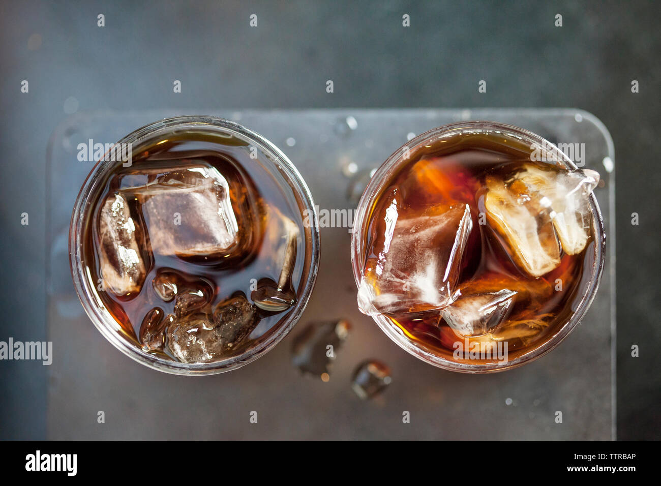 Ansicht von oben von Eiskaffee in Trinkgläser im Cafe Stockfoto