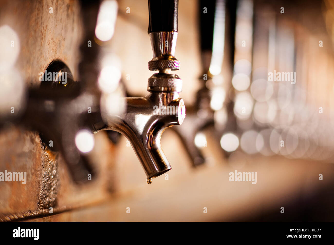 In der Nähe von metallischen Bier zapfen an der Bar Stockfoto