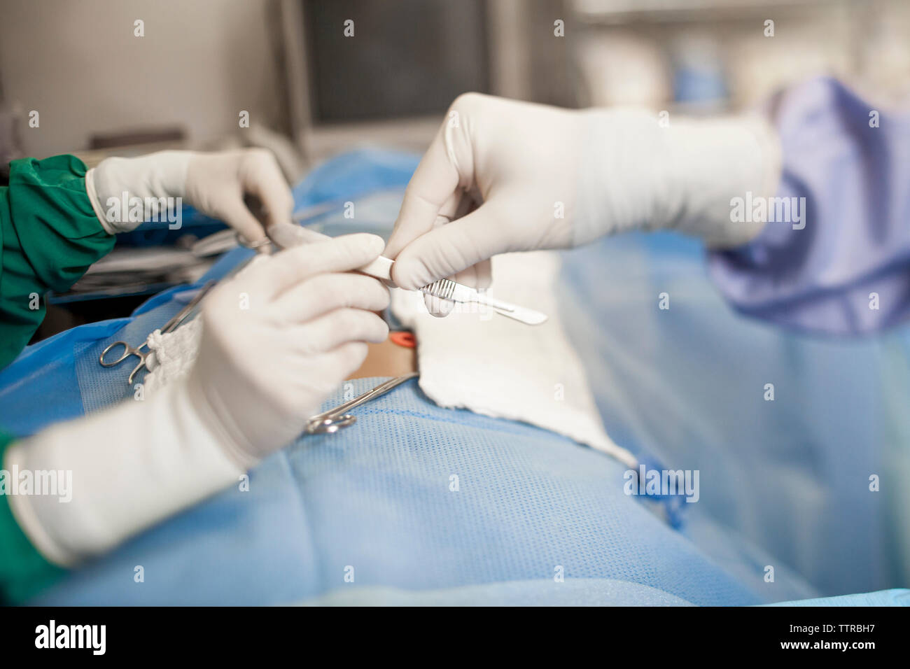 Krankenschwester, zahnmedizinischen Ausrüstung zu Zahnarzt während der Operation im Operationssaal Stockfoto