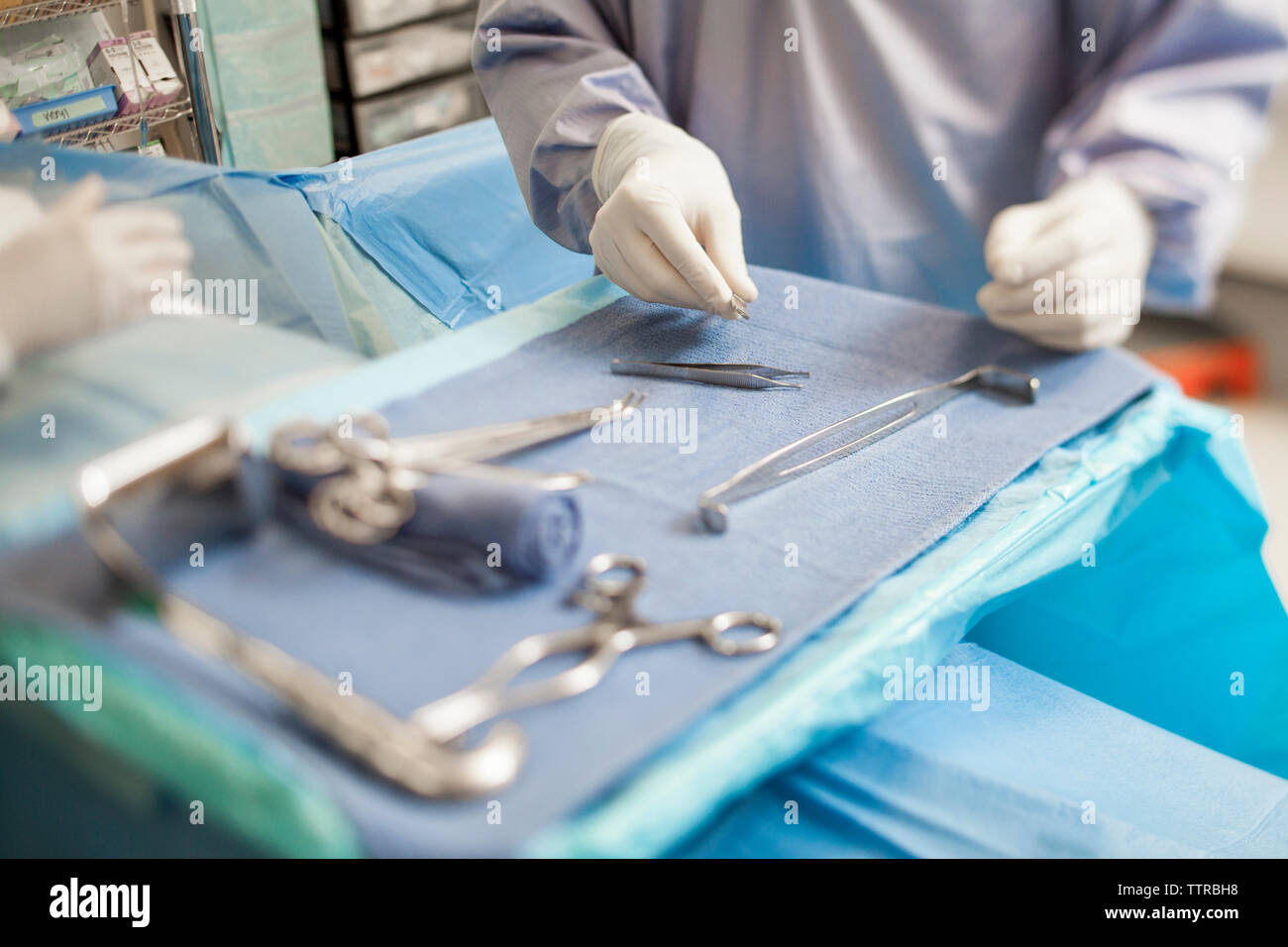 Mittelteil von Doktor holding Zahnärztliche Geräte im Operationssaal Stockfoto