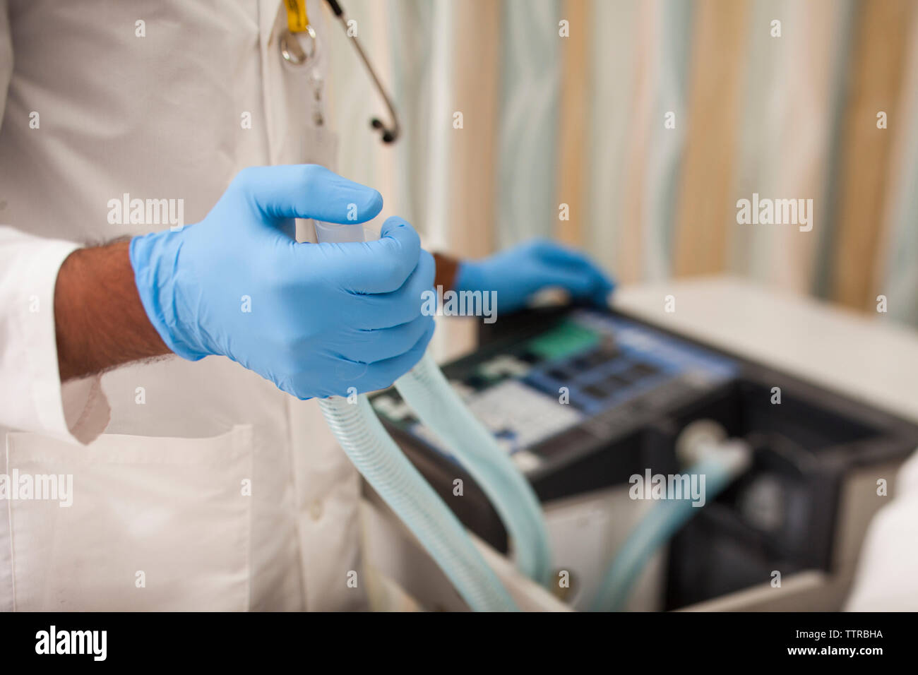 7/8 Hände der Zahnarzt mit Maschine in Op Stockfoto