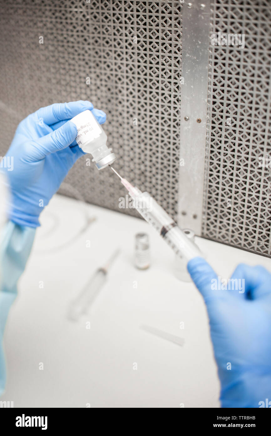 7/8 Hände der Zahnarzt Medizin in Spritze befüllen Stockfoto