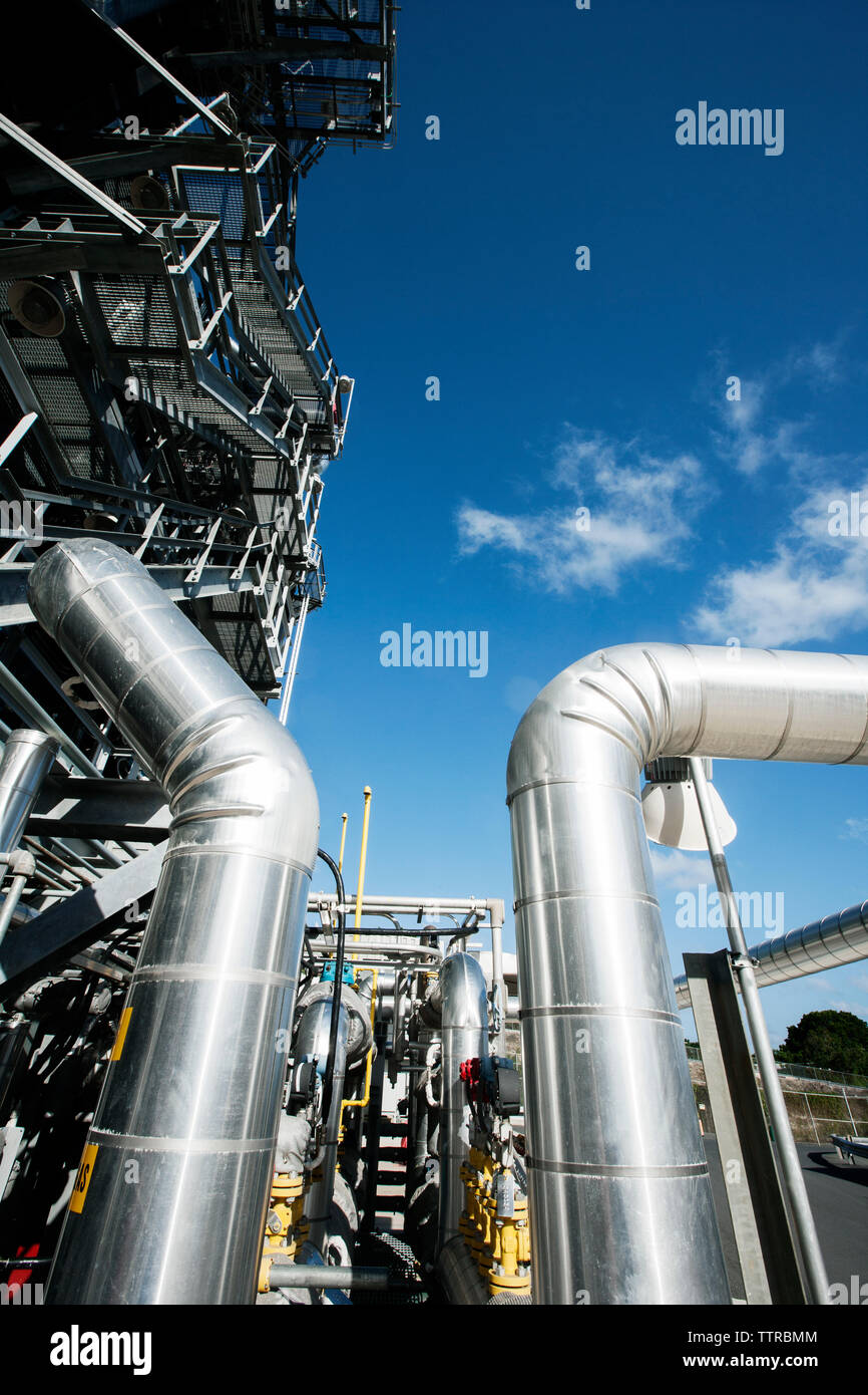Low Angle View von Pipelines an der Industrie gegen den blauen Himmel Stockfoto