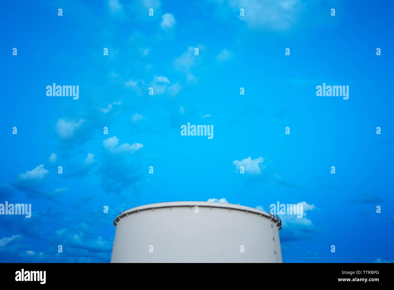 Low Angle View Storage tank gegen den blauen Himmel Stockfoto