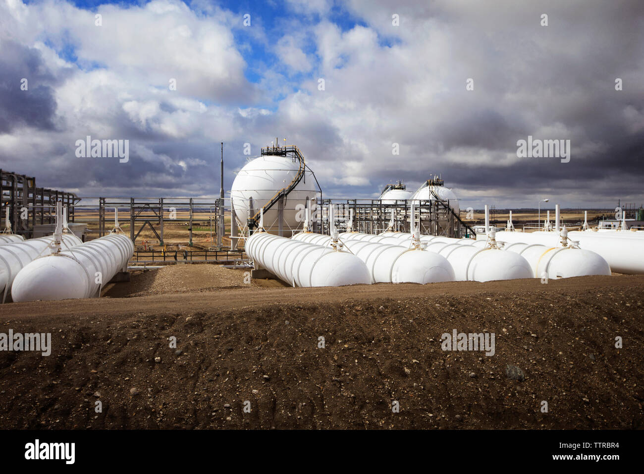 Storage tank bei Power Station gegen bewölkter Himmel Stockfoto