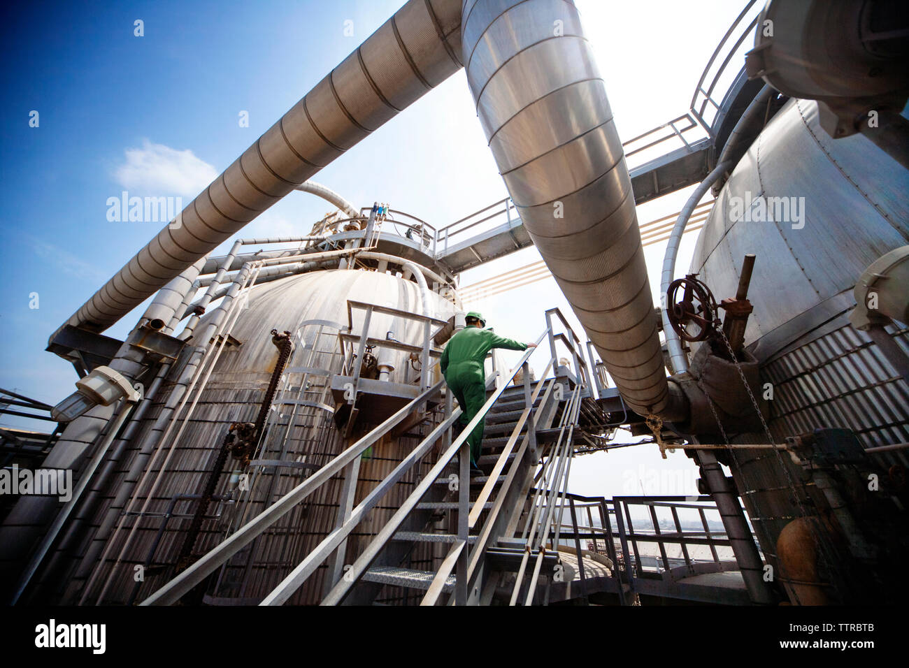 Ansicht der Rückseite des Arbeitnehmers nach oben Schritte bei Power Station Stockfoto