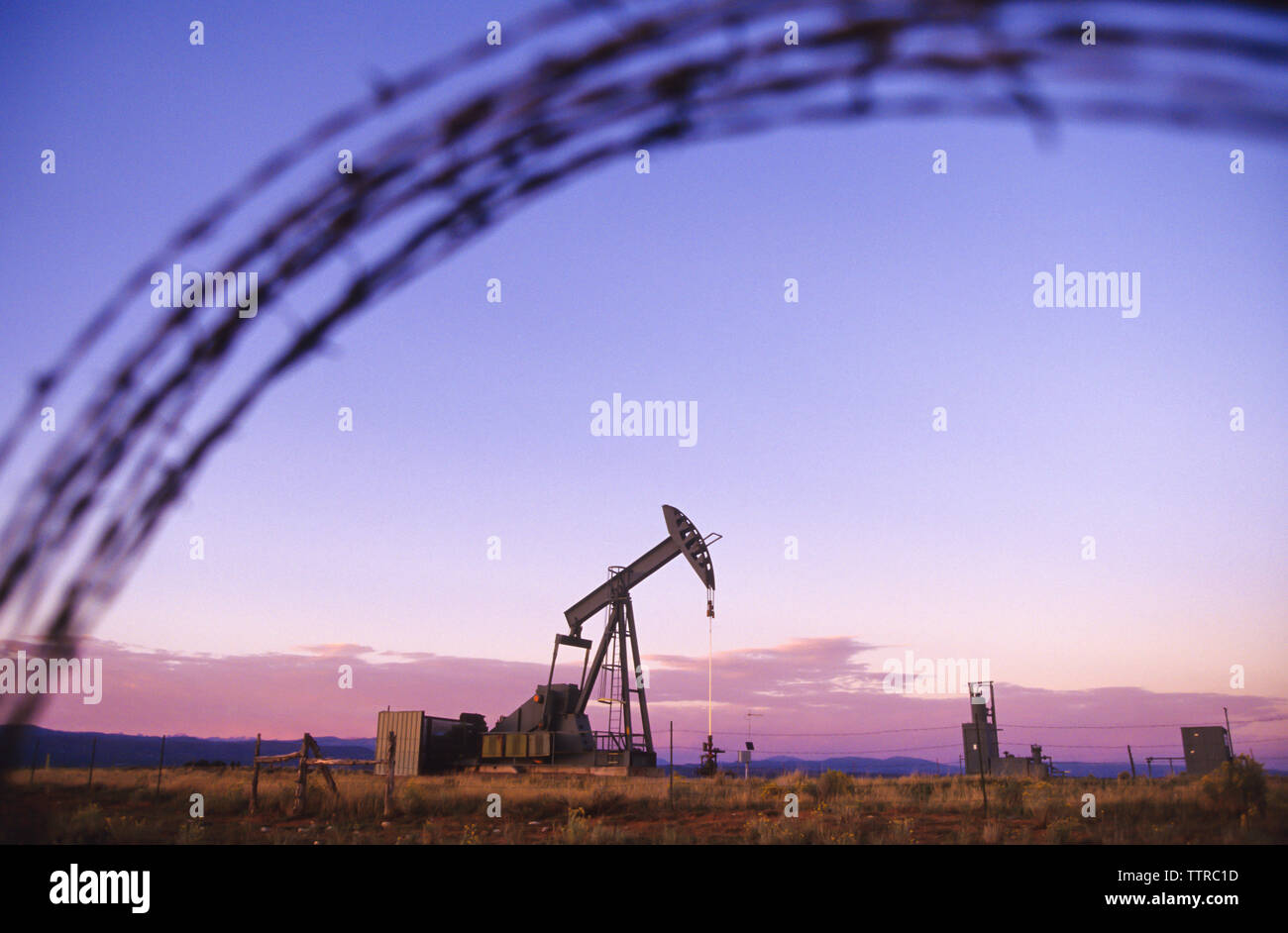Mitte der Abstand von Derrick gegen Himmel bei Sonnenuntergang Stockfoto