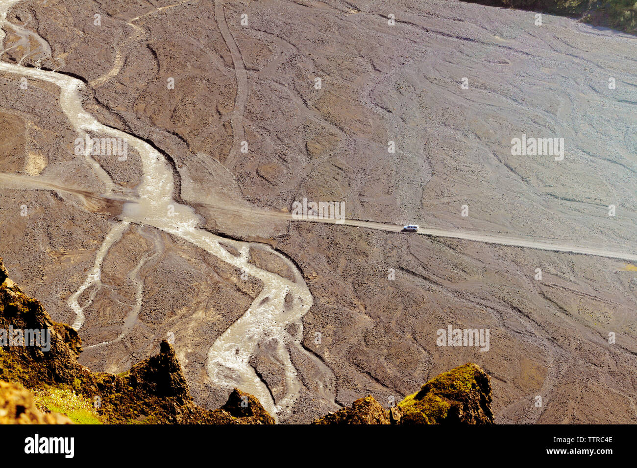 Luftaufnahme von Fahrzeug bewegt sich auf Mountain Road Stockfoto