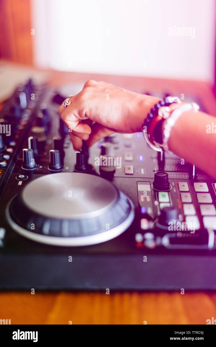7/8 Hände der Weibliche DJ Mixing Sound Recording Studio Stockfoto