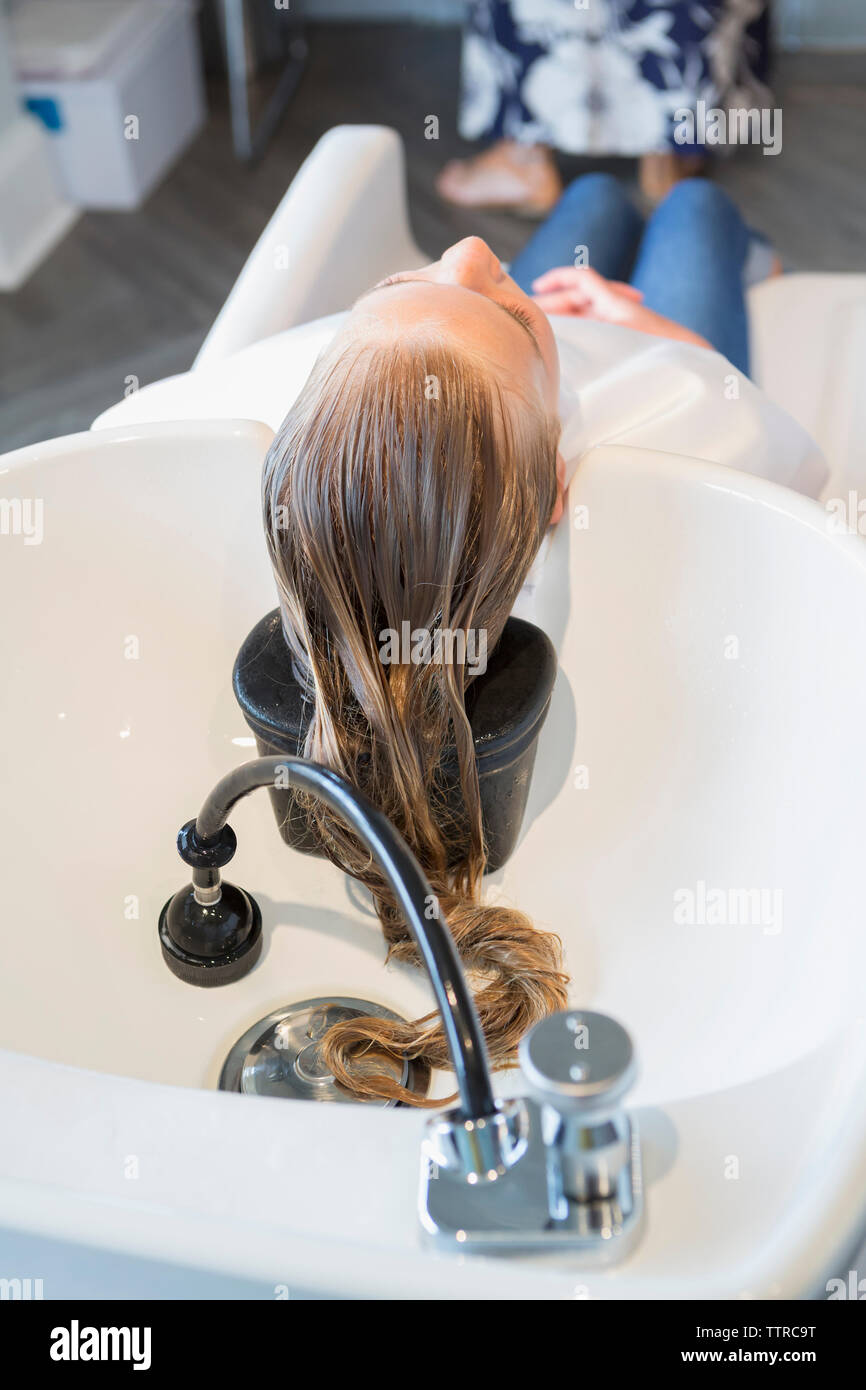 Waschen Frau Haare im Waschbecken im Friseursalon Stockfotografie - Alamy