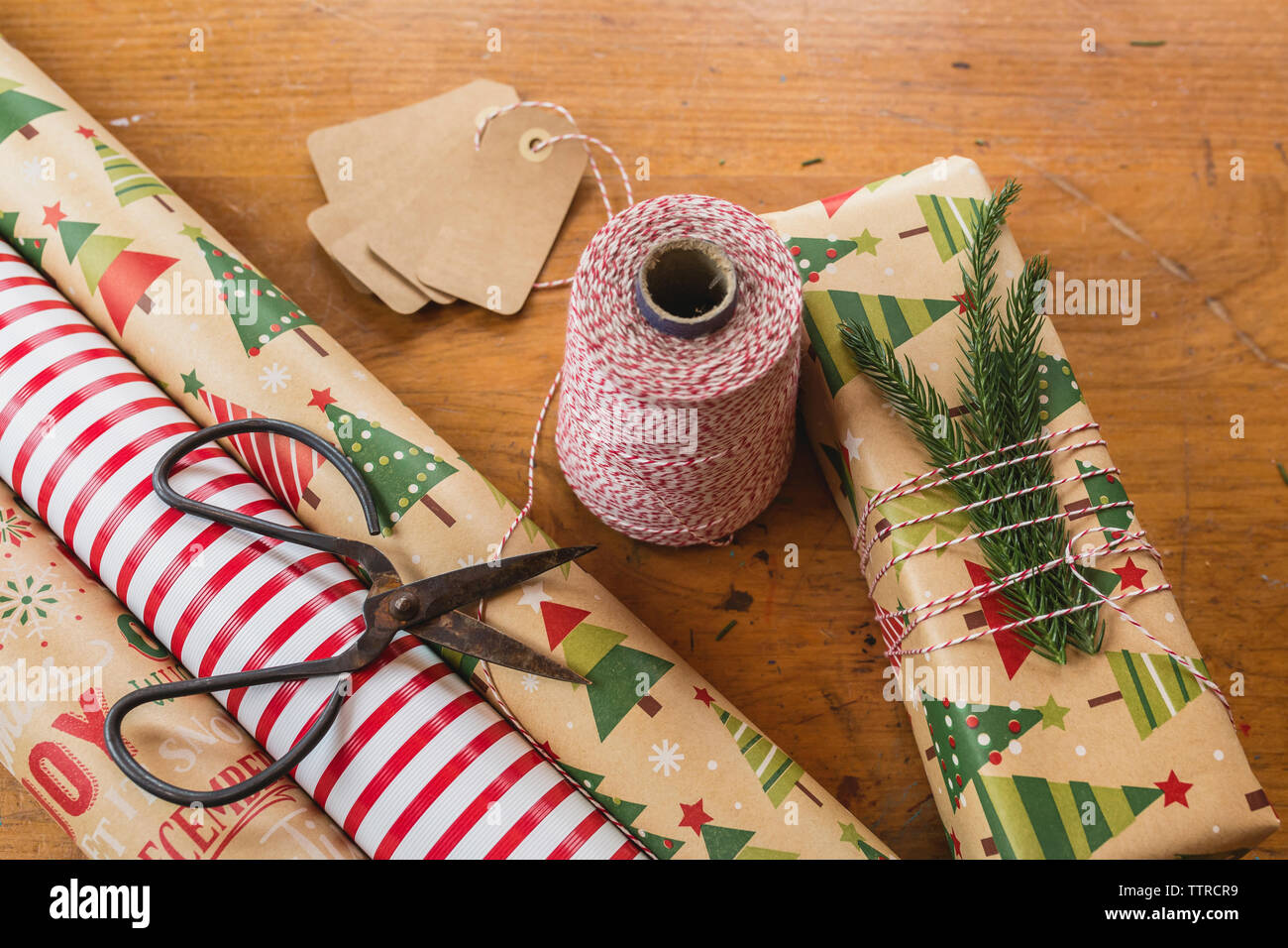 In der Nähe von Garn, Schere und rollte das Einwickeln von Dokumenten auf Tisch während Weihnachten Stockfoto