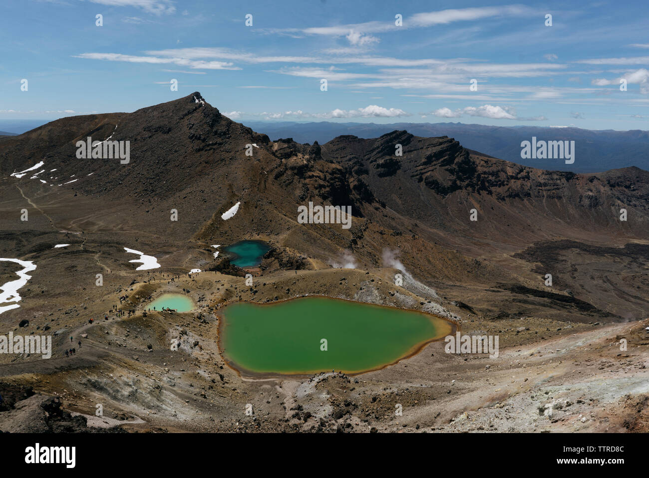 Hohe Betrachtungswinkel von Emerald Lake von Bergen im Tongariro National Park Stockfoto