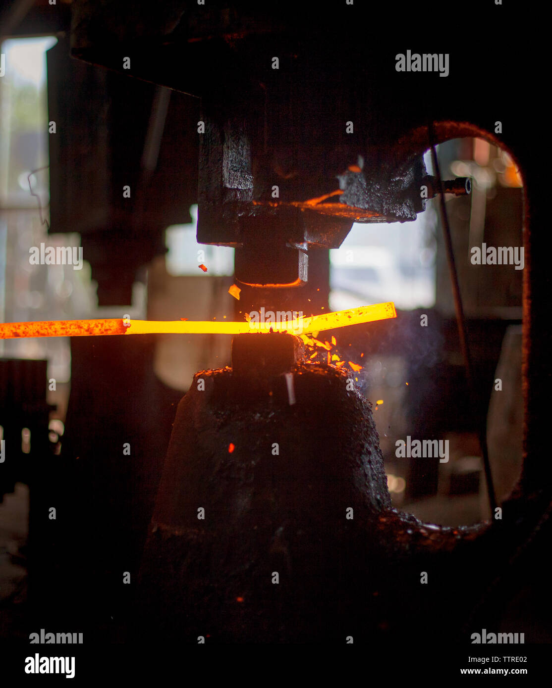 Maschinen arbeiten an geschmolzenes Metall im Werk Stockfoto