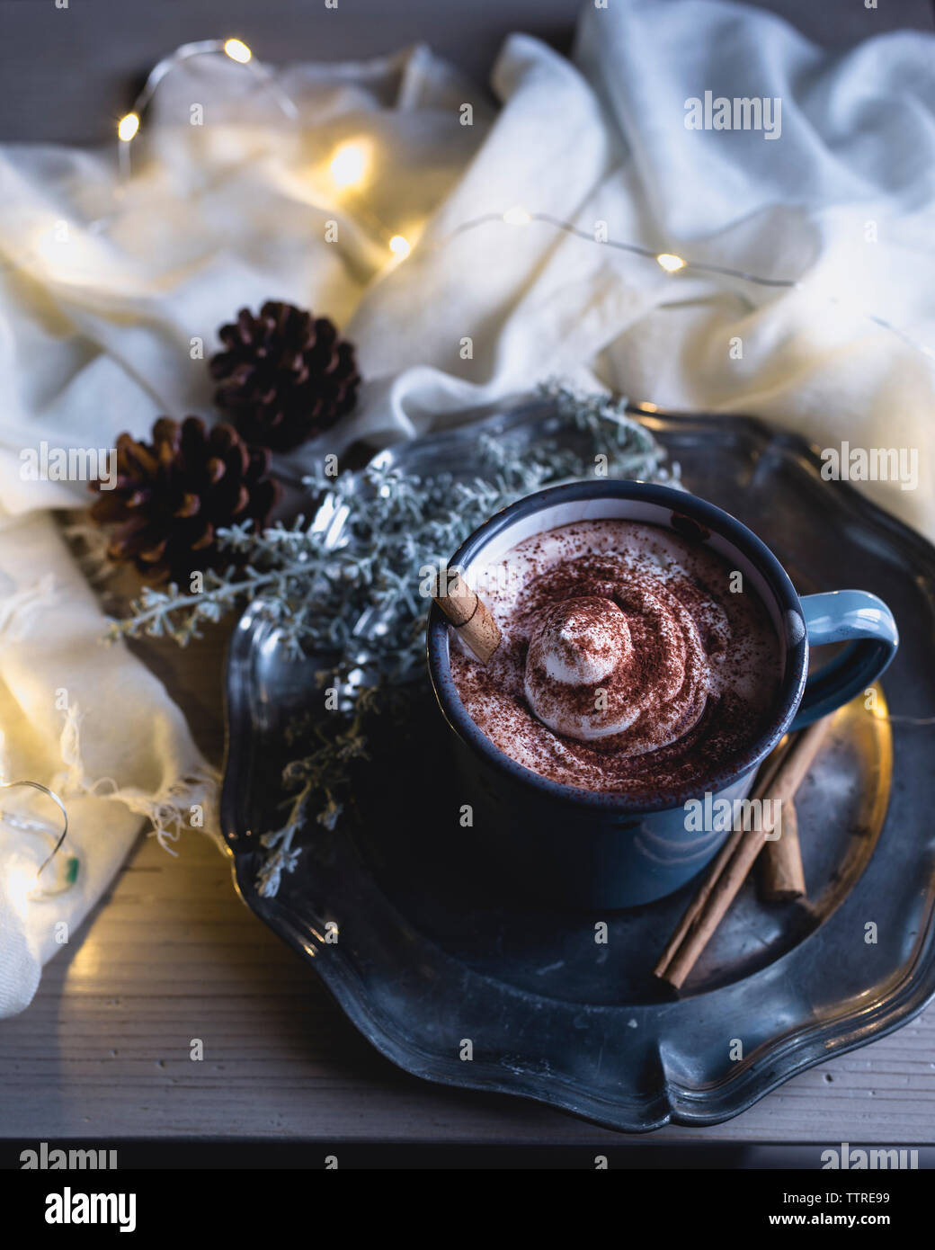 Hohe Betrachtungswinkel von Kaffee mit Sahne und Zimt Pulver auf Tisch Stockfoto