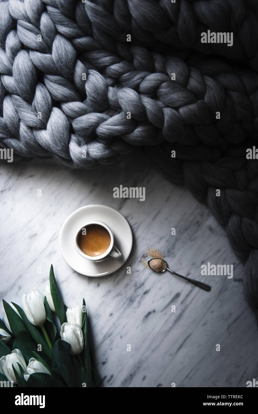 Ansicht von oben der Kaffeetasse durch geflochtene Decke und Tulpen auf  Tisch Stockfotografie - Alamy
