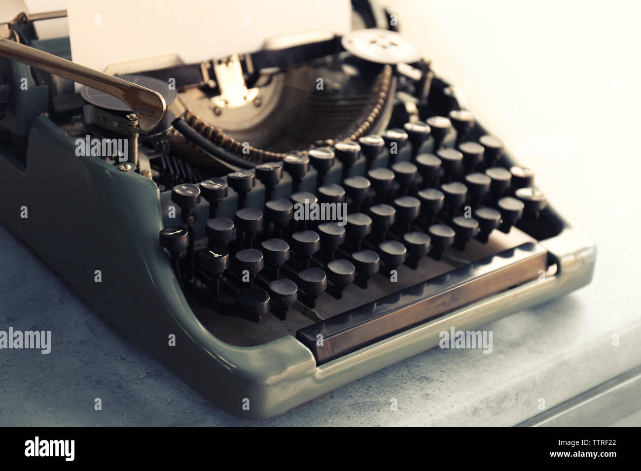 Alte Schreibmaschine auf dem Tisch, Nahaufnahme Stockfoto