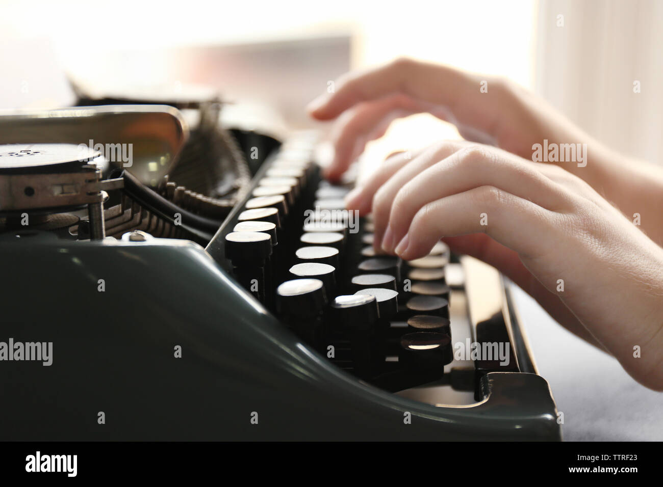 Frau Tippen auf der Schreibmaschine, Nahaufnahme Stockfoto