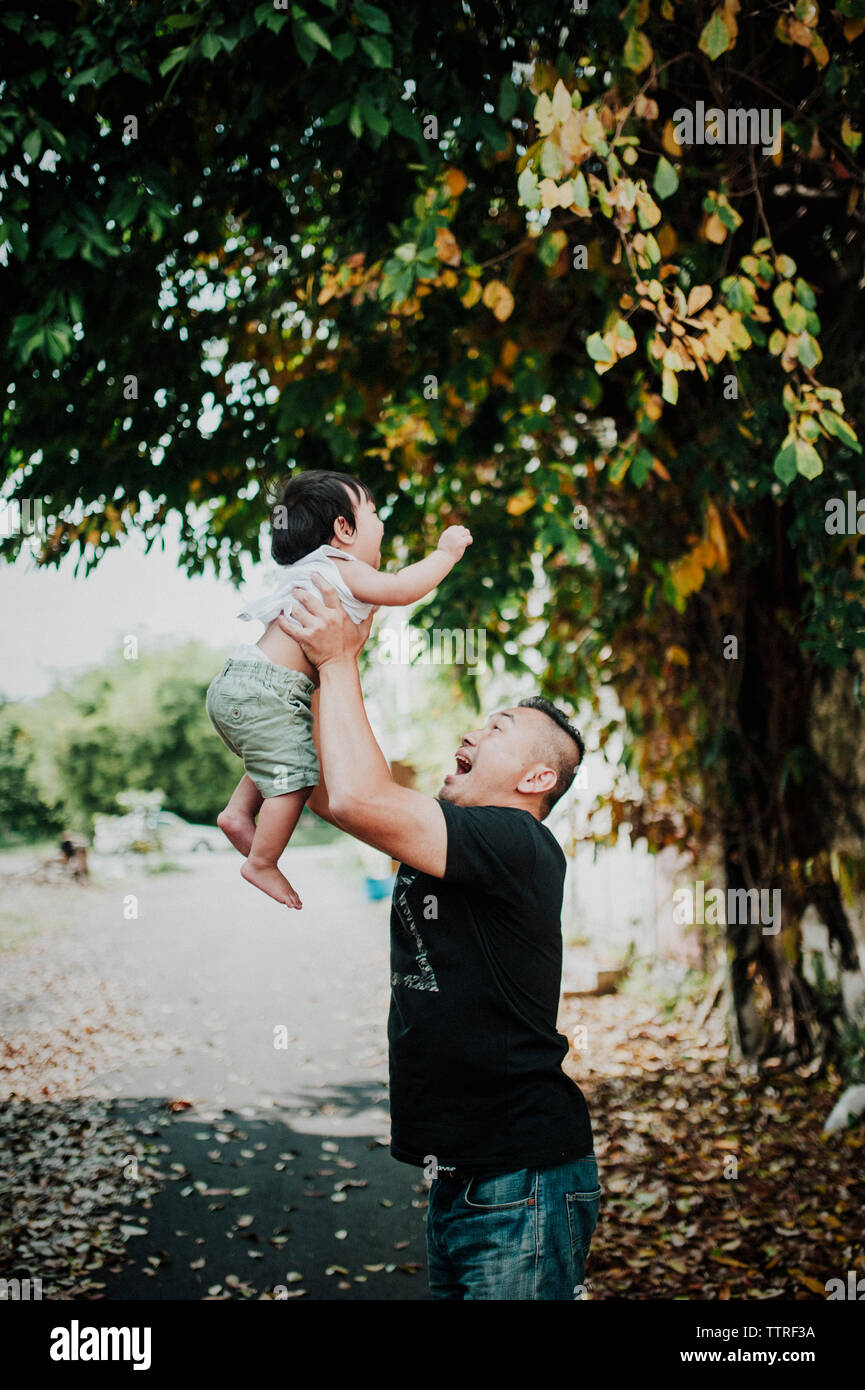 Gerne Vater herauf Sohn beim Stehen auf der Straße Stockfoto