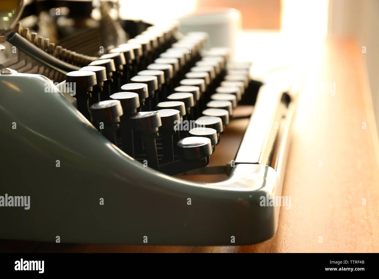 Alte Schreibmaschine auf dem Tisch, Nahaufnahme Stockfoto