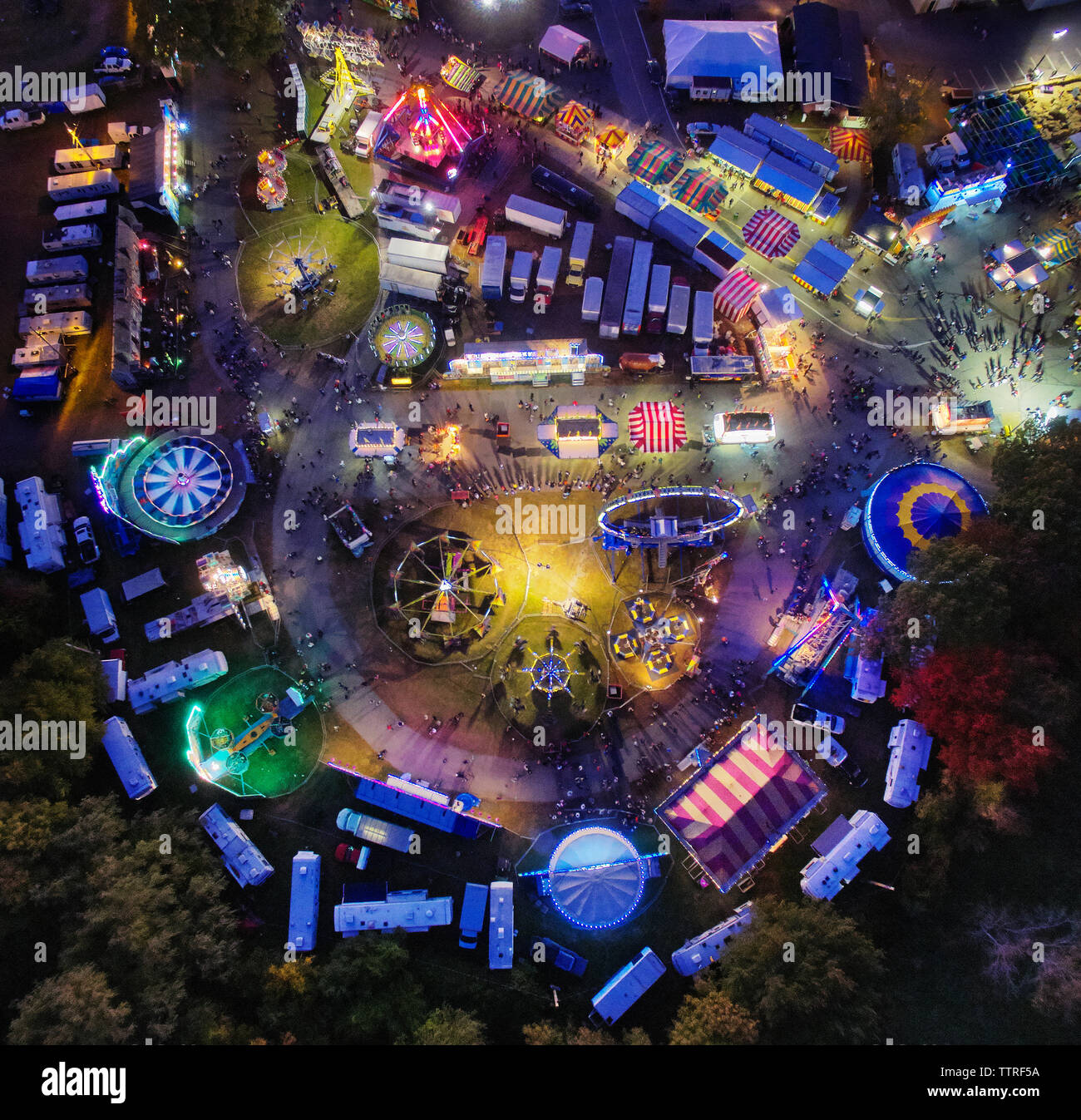Luftaufnahme von beleuchteten bunter Vergnügungspark Stockfoto