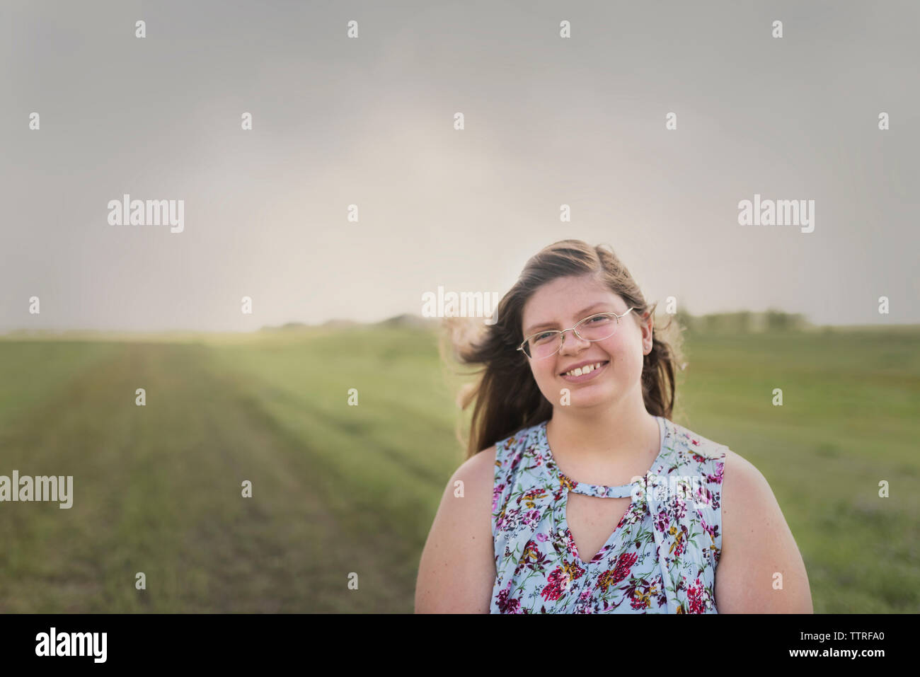 Portrait von übergewichtigen Teenager stehen auf gegen den Himmel Stockfoto