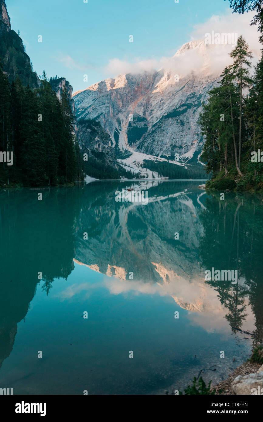 Majestätischen Blick auf See gegen Berge Stockfoto