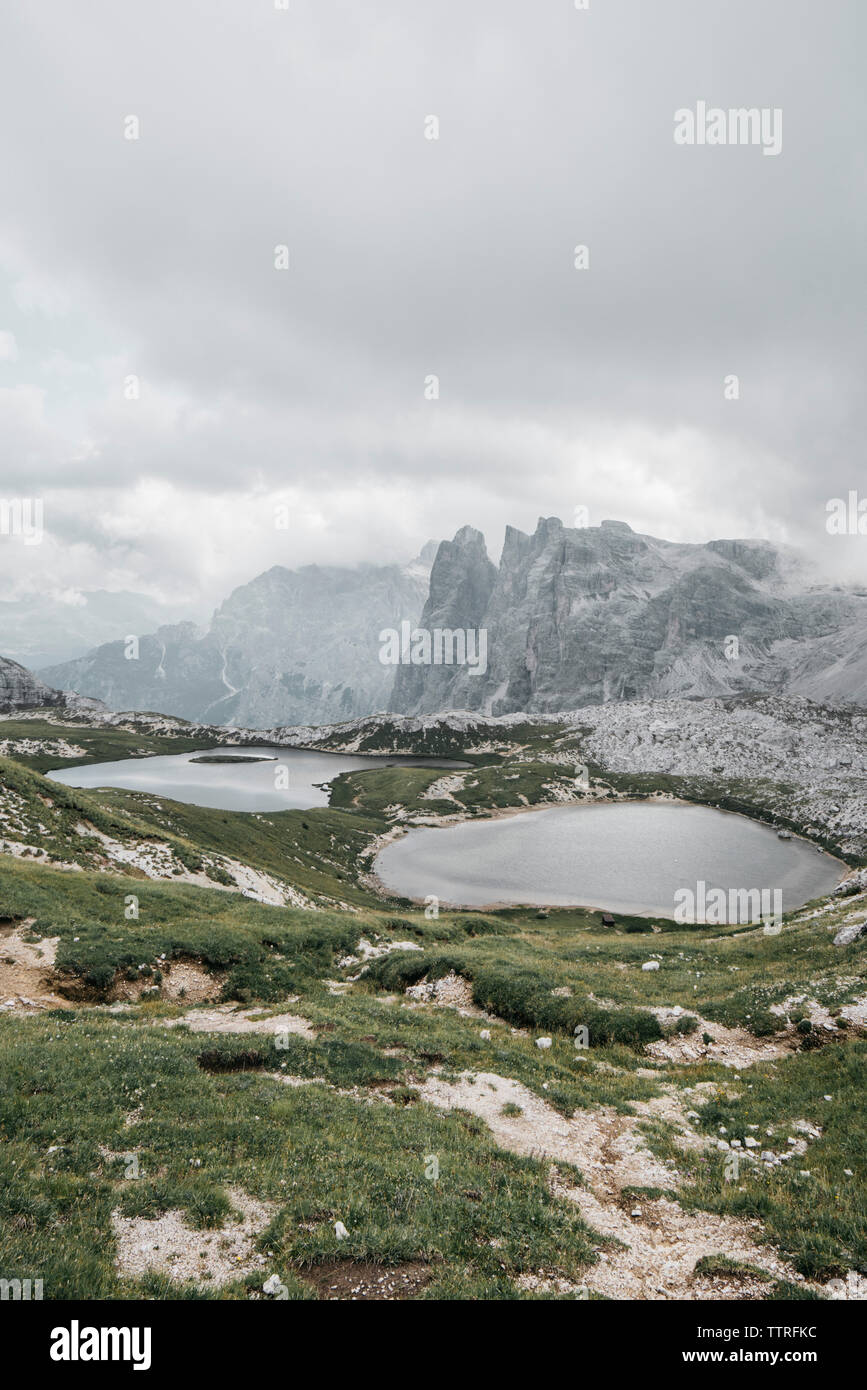 Malerischer Blick auf den See und die Berge gegen bewölkter Himmel Stockfoto