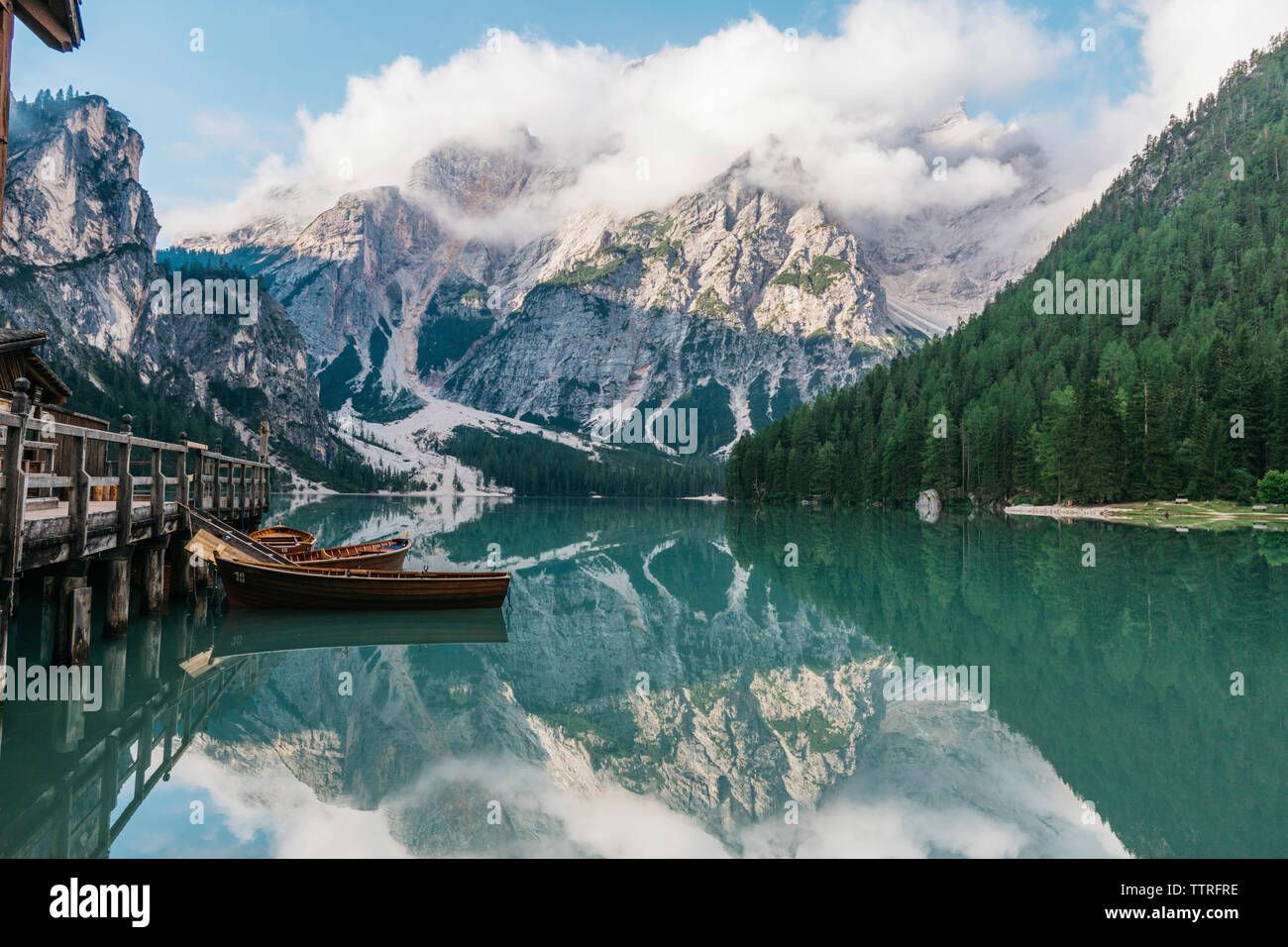 Majestätischen Blick auf See gegen Berge im Winter Stockfoto
