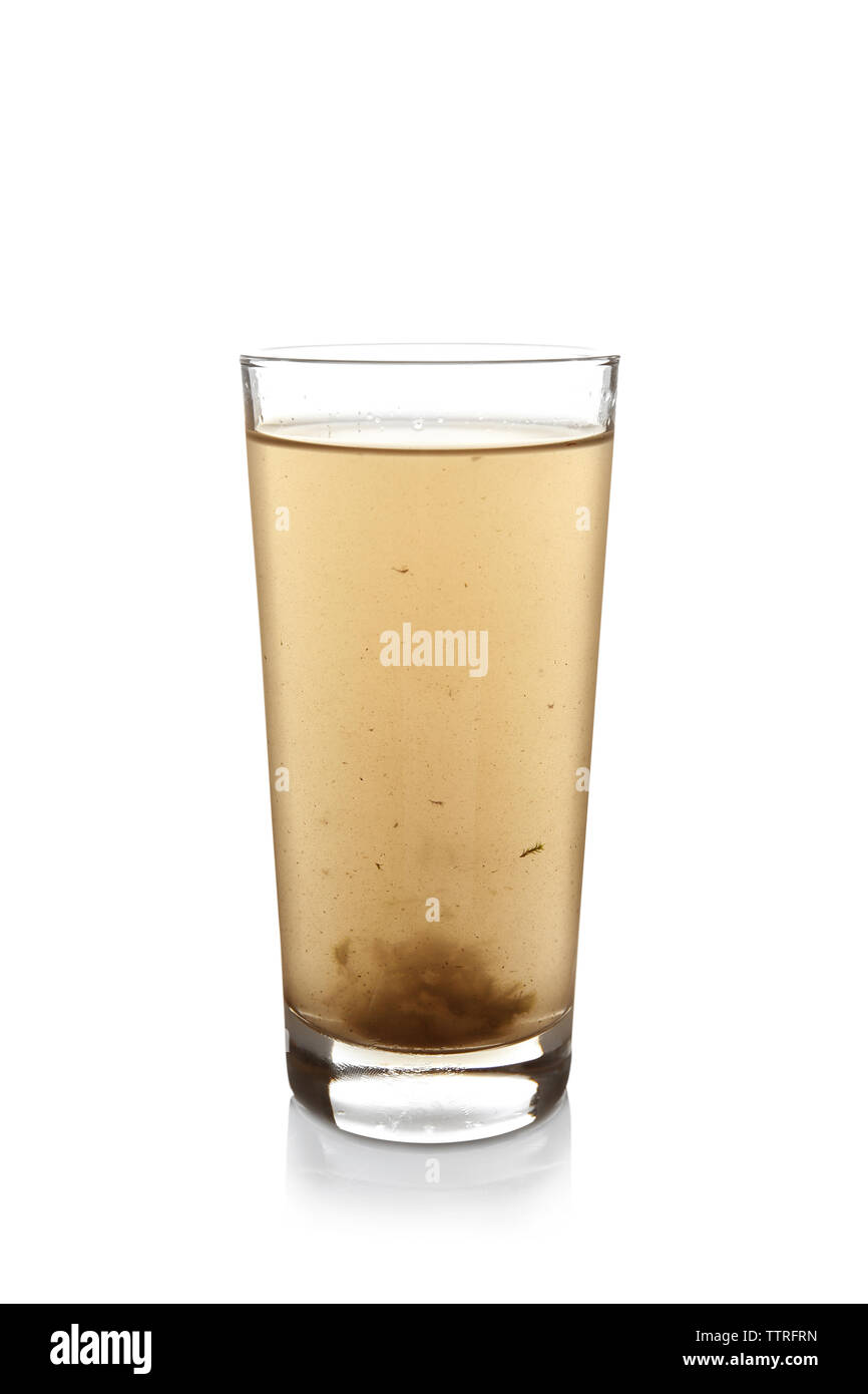 Schmutziges Wasser im Glas, isoliert auf weißem Stockfoto