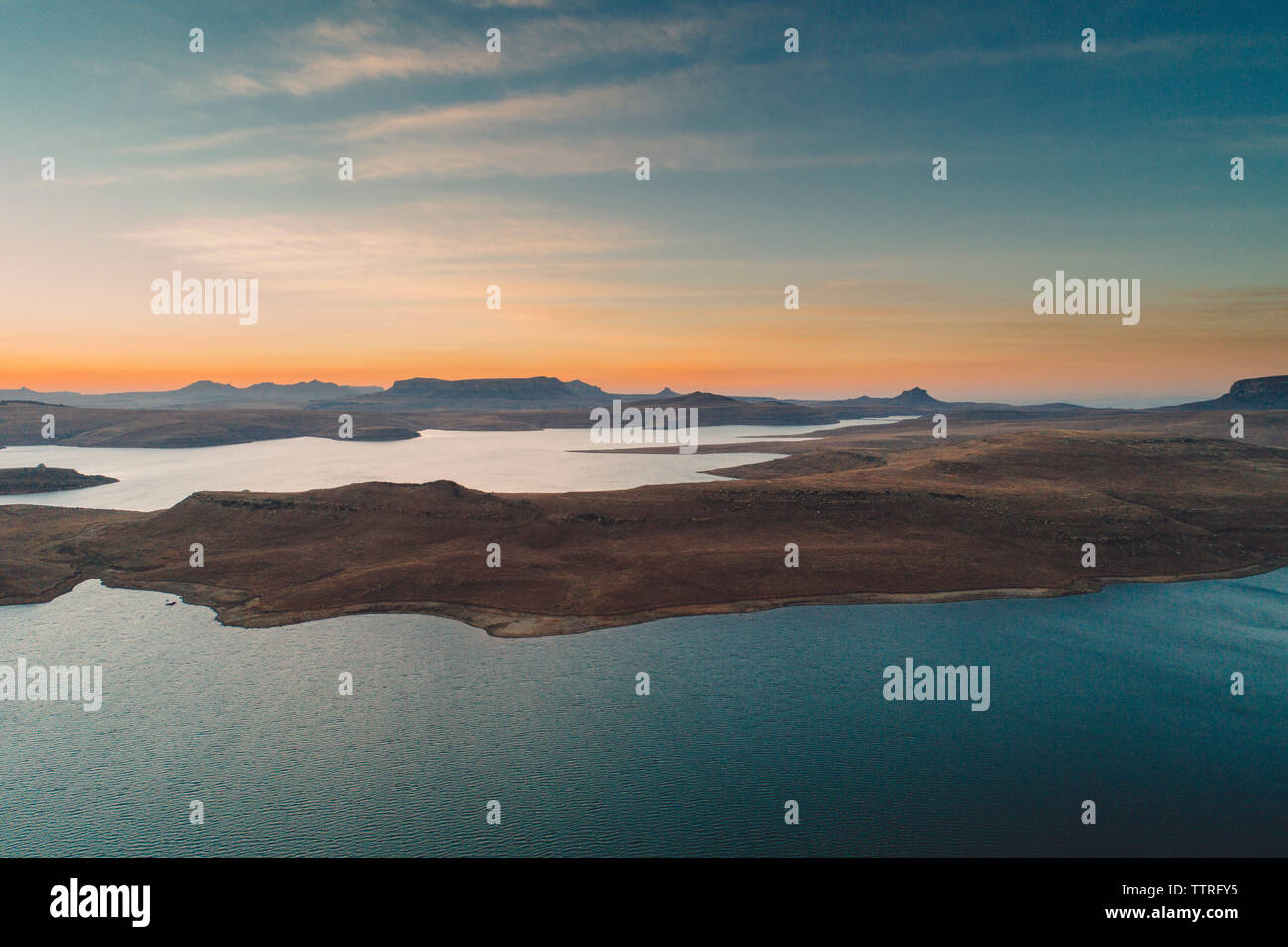 Einen malerischen Blick auf den Fluss gegen Himmel bei Sonnenuntergang Stockfoto