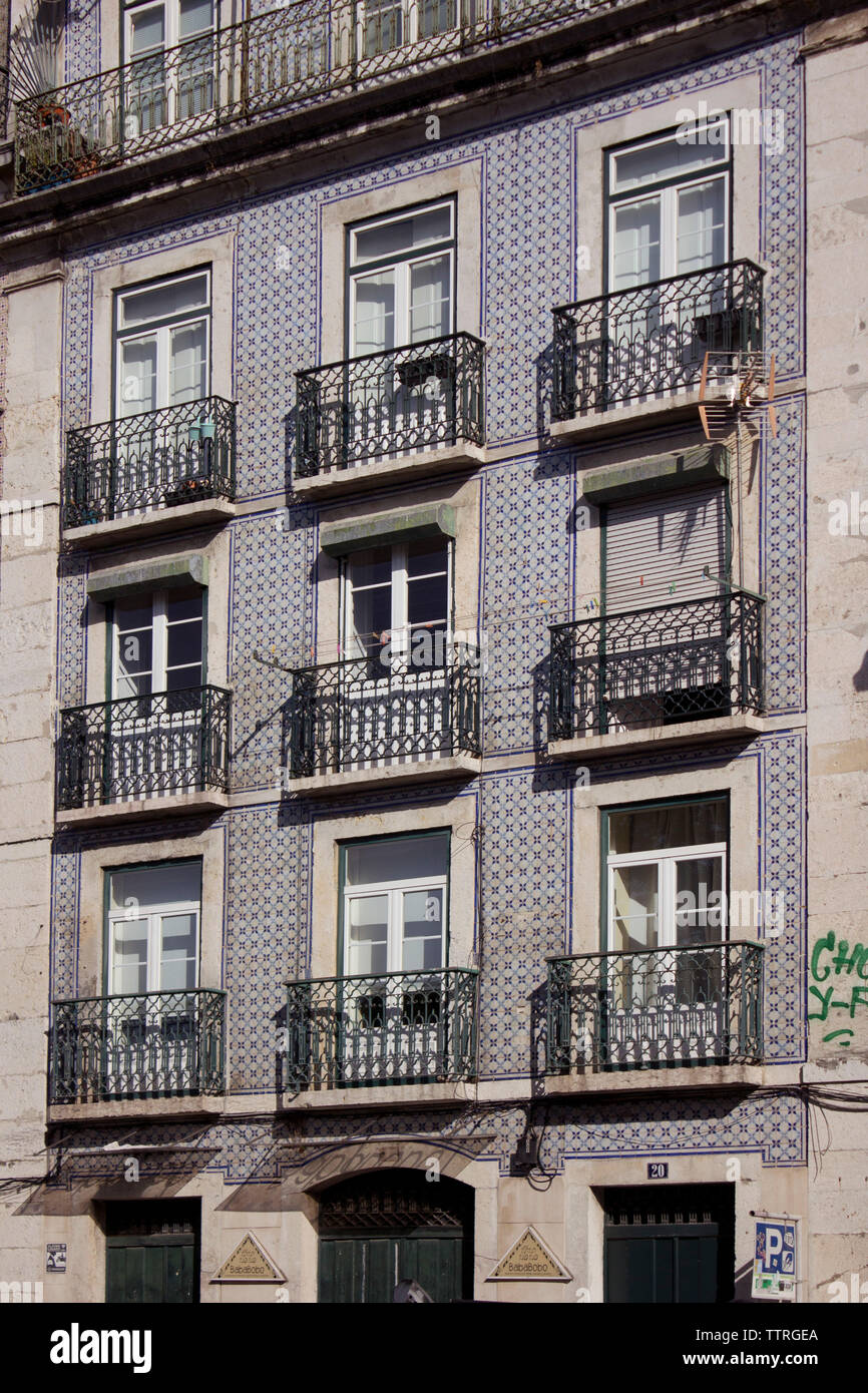 Fliese - vordere Gebäude mit schmiedeeisernen Balkonen in Lissabon, Spanien. Stockfoto