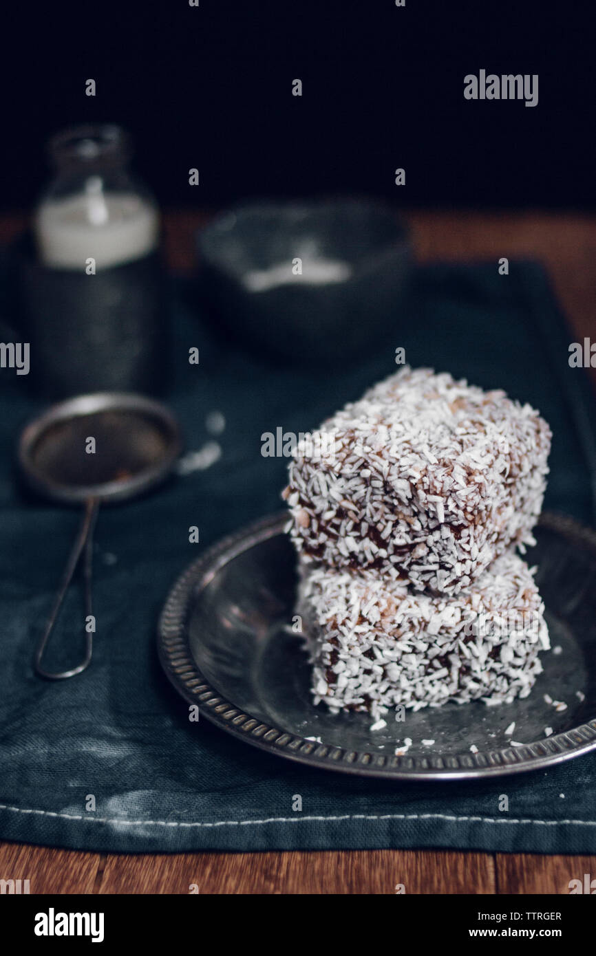 Nahaufnahme der Kuchen mit Kokosraspeln bedeckt Stockfoto