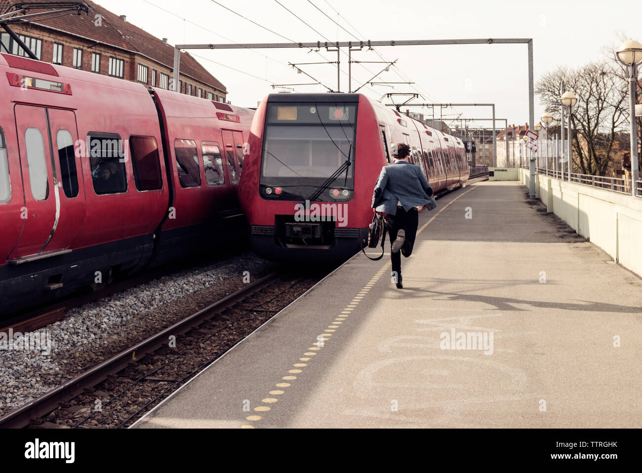 Ansicht der Rückseite des Geschäftsmann auf Bahnhof Plattform Stockfoto