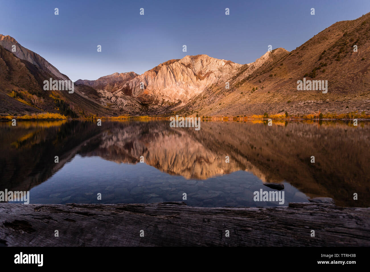 Malerischer Blick auf ruhige Überführen See von Bergen gegen Sky Stockfoto