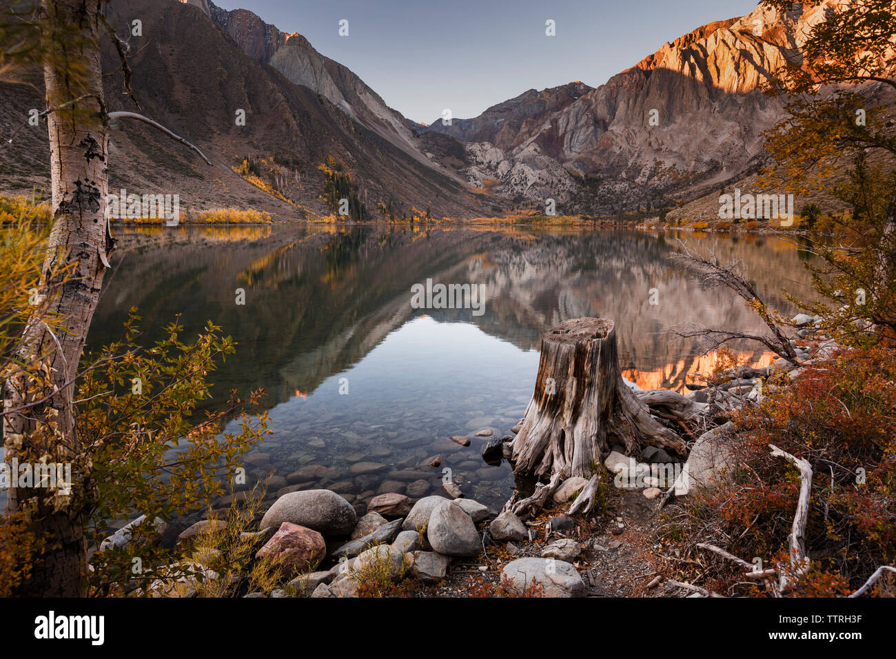Malerischer Blick auf den See Überführen von Bergen gegen Sky Stockfoto
