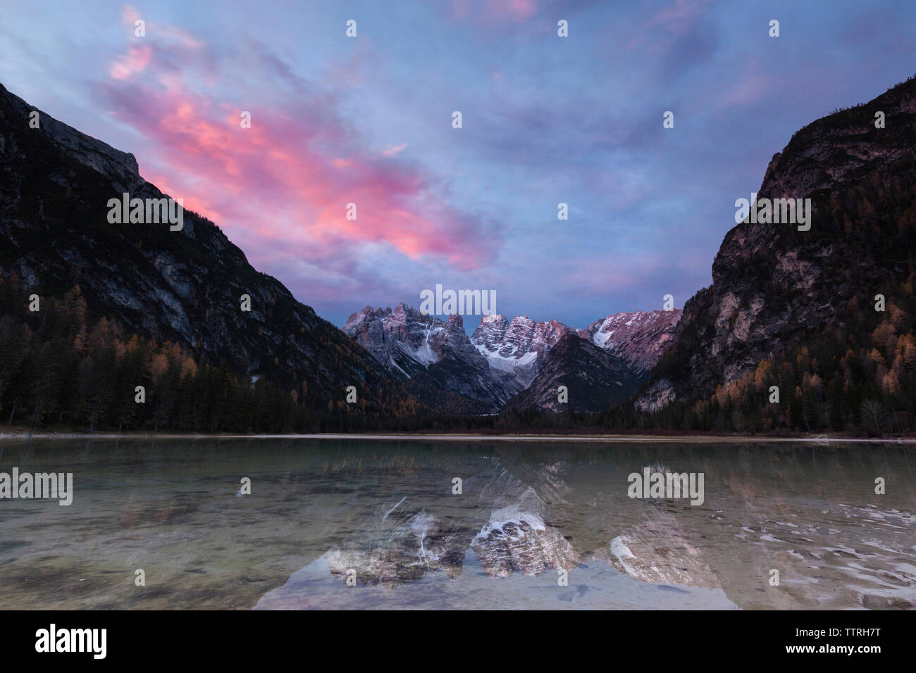 Malerischer Blick auf den See Landro von Bergen gegen Sky bei Sonnenaufgang Stockfoto