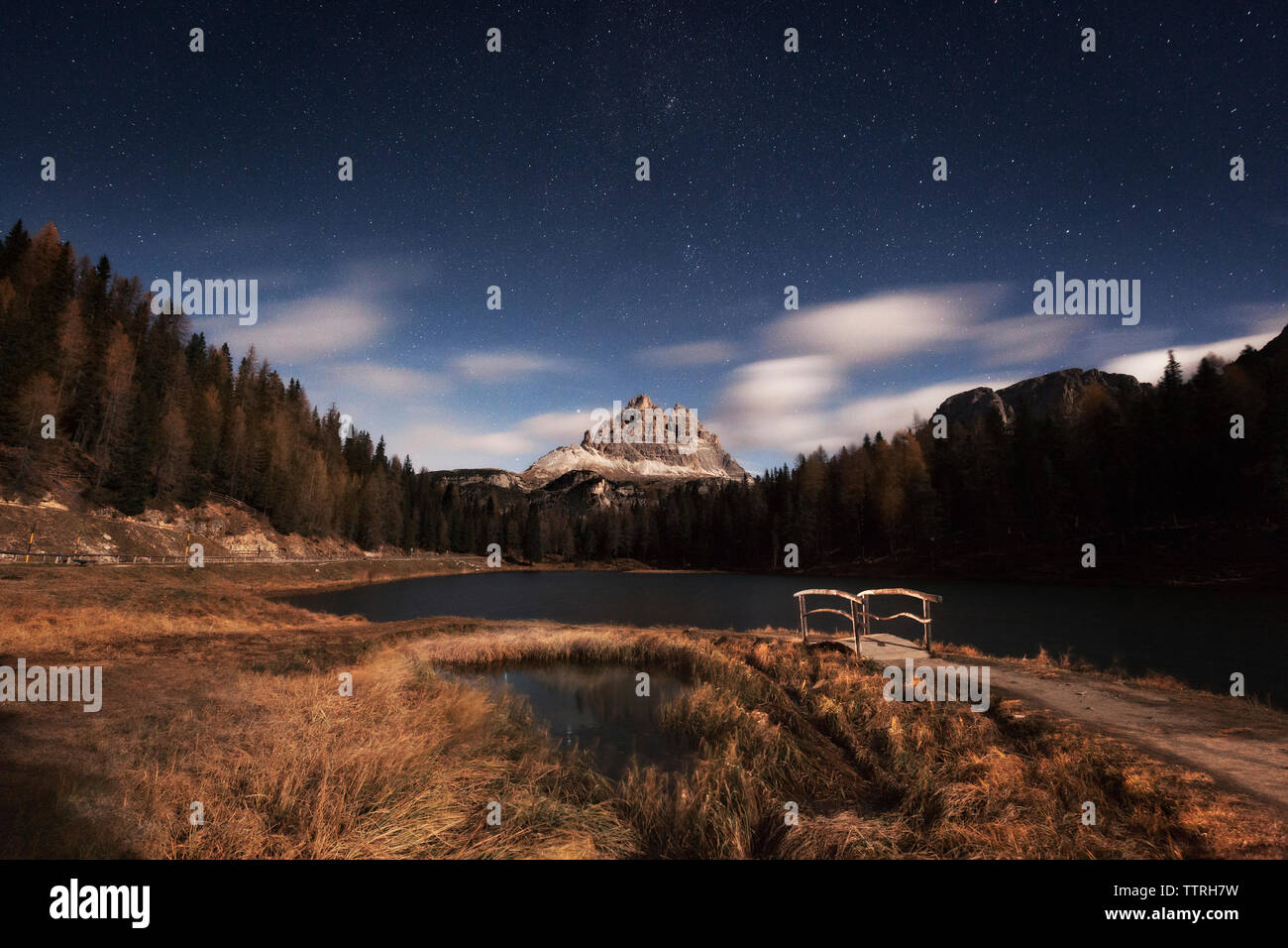 Malerischer Blick auf den See Antorno gegen Himmel bei Nacht Stockfoto