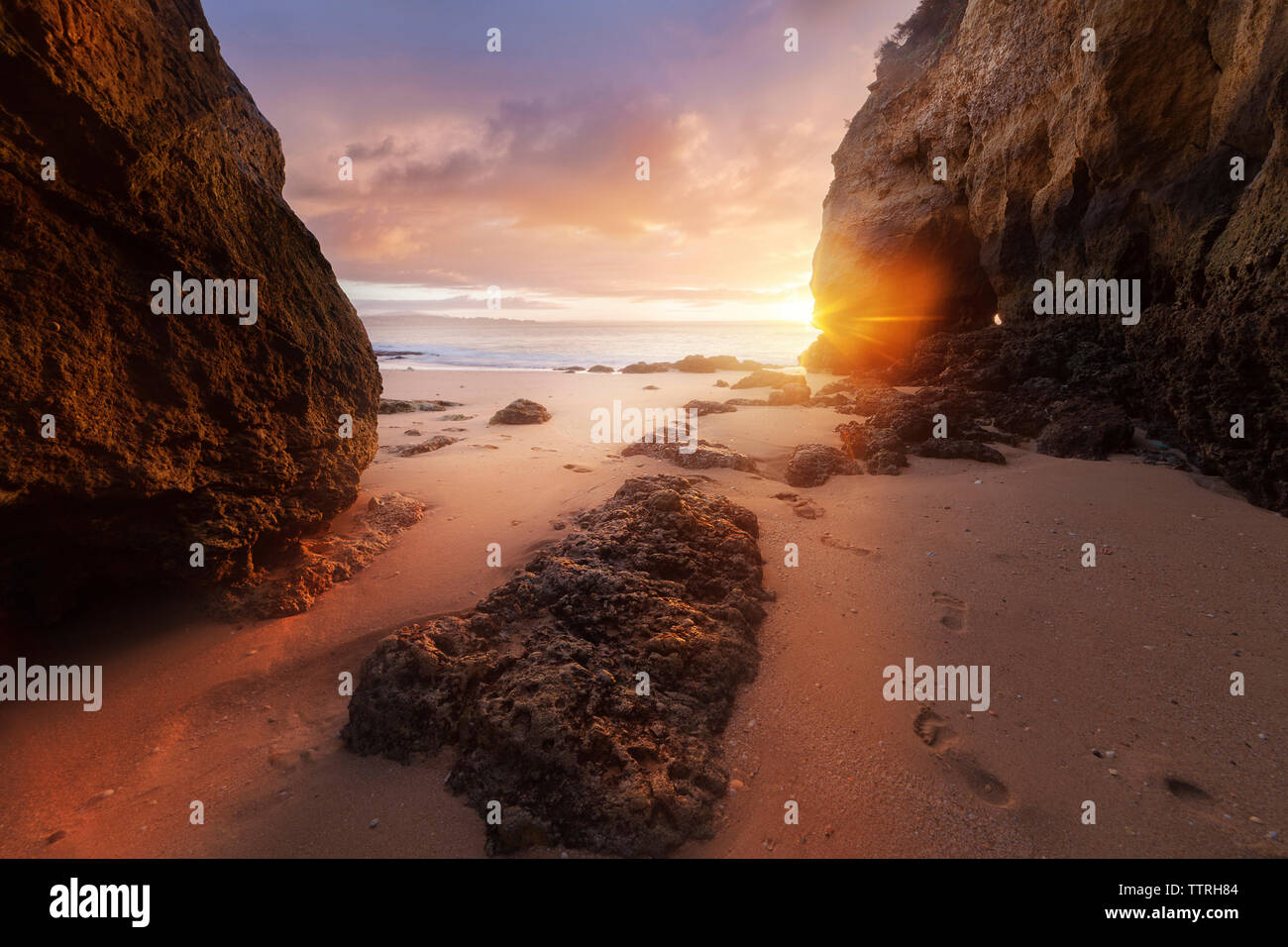 Einen herrlichen Blick auf den Atlantischen Ozean gegen bewölkter Himmel bei Sonnenaufgang Stockfoto