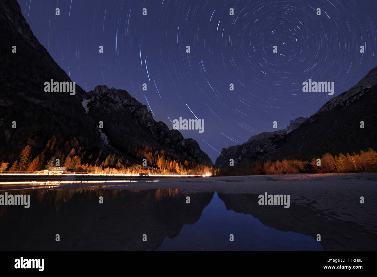 Star Trails über See und Berge bei Nacht Stockfoto