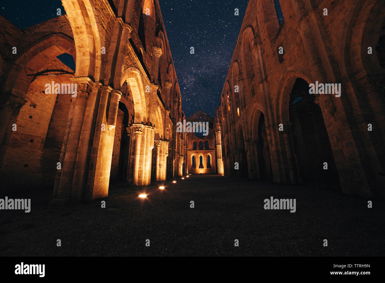 Abtei von San Galgano gegen star Feld in der Nacht Stockfoto