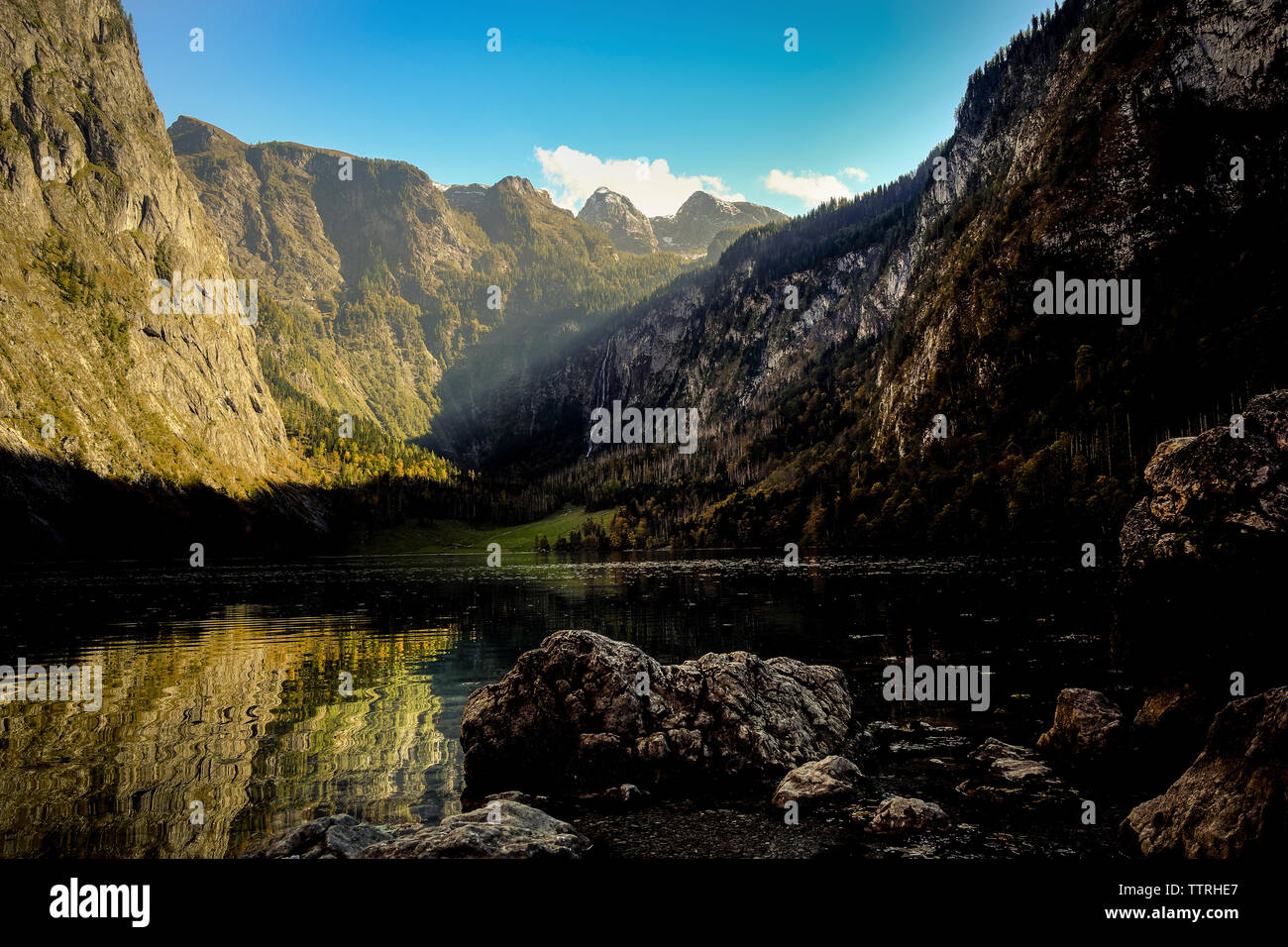 Malerischer Blick auf den See gegen Berge in Bayern Stockfoto