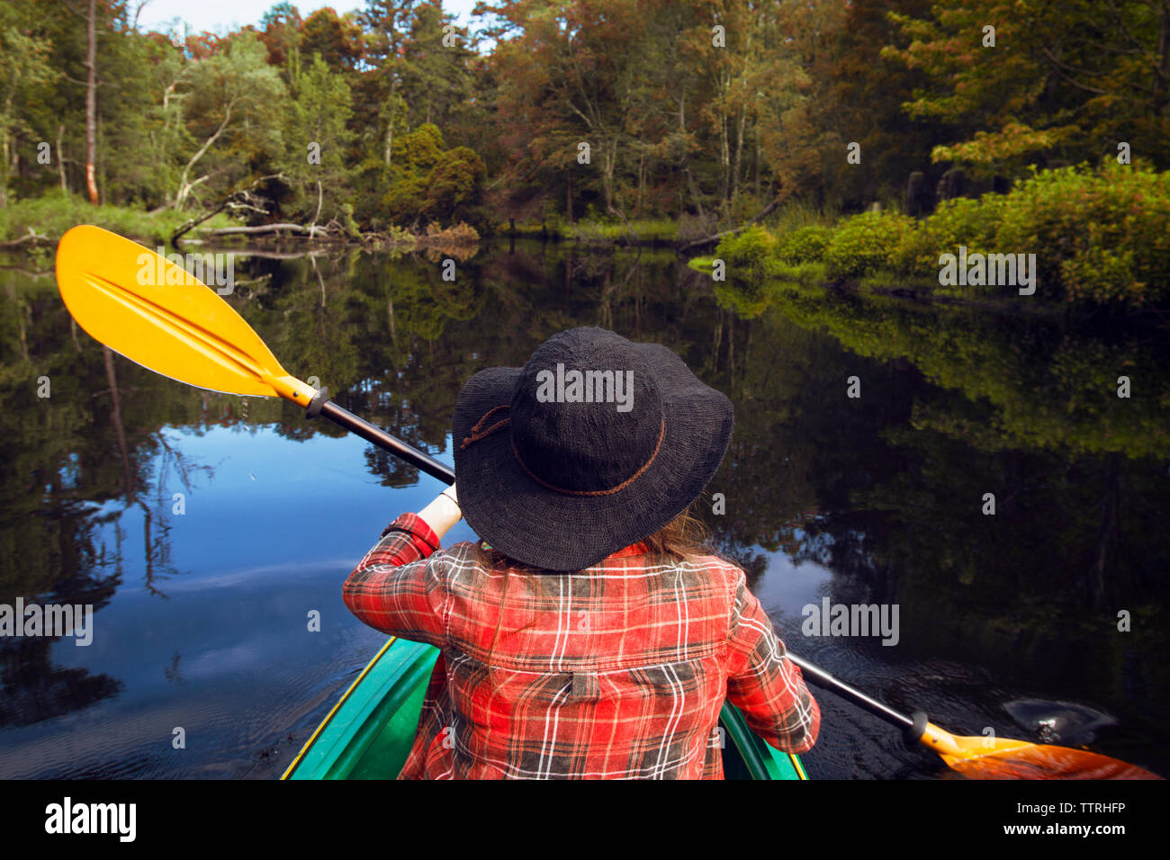 Ansicht der Rückseite Frau Kajak in See am Wald Stockfoto