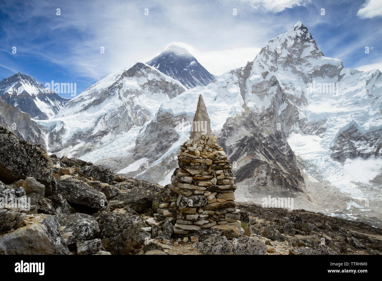 Stone heap auf schneebedeckten Mt. Everest Stockfoto