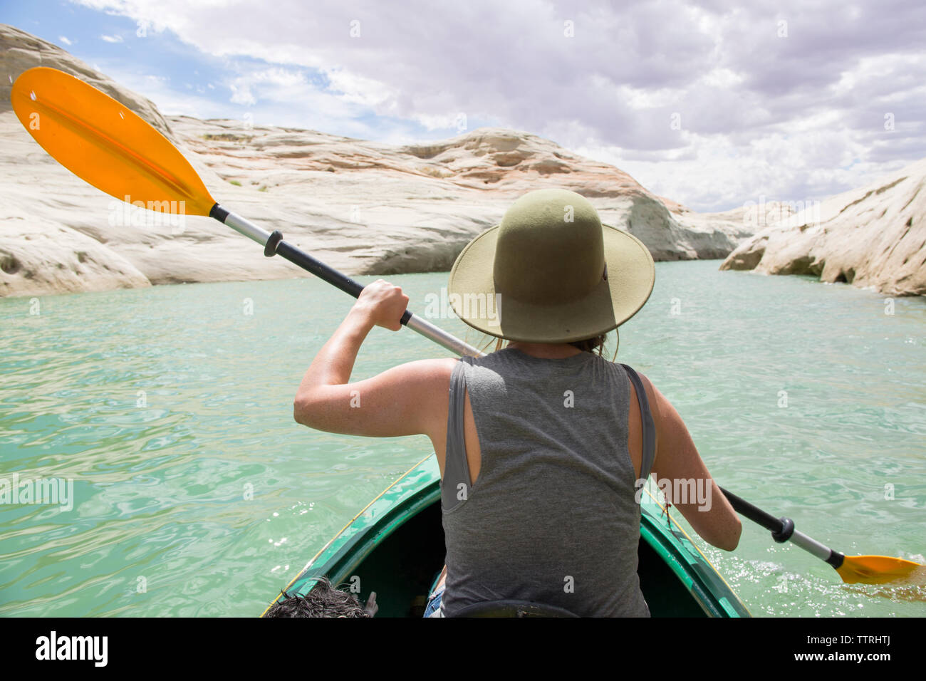 Ansicht der Rückseite Frau Ruderboot auf dem Lake Powell gegen bewölkter Himmel während der sonnigen Tag Stockfoto