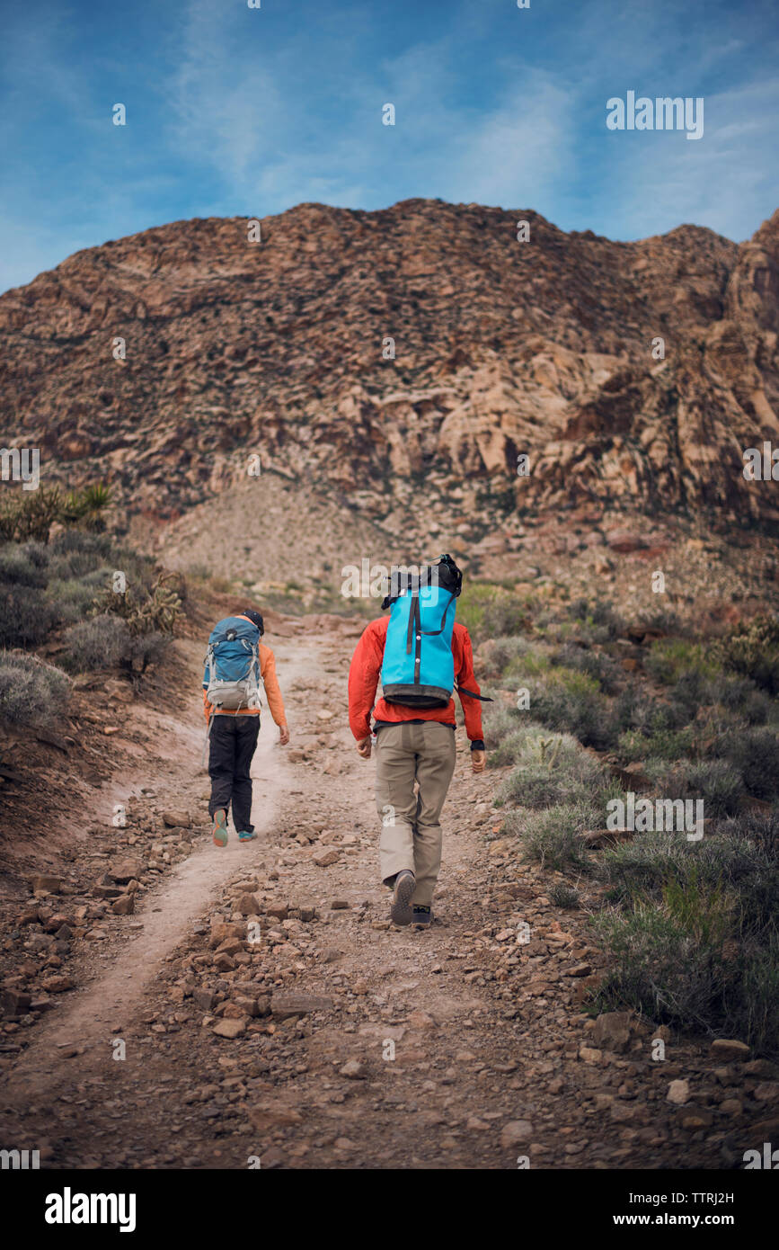 Ansicht der Rückseite des Freunde Wandern im Red Rock Canyon National Conservation Area Stockfoto