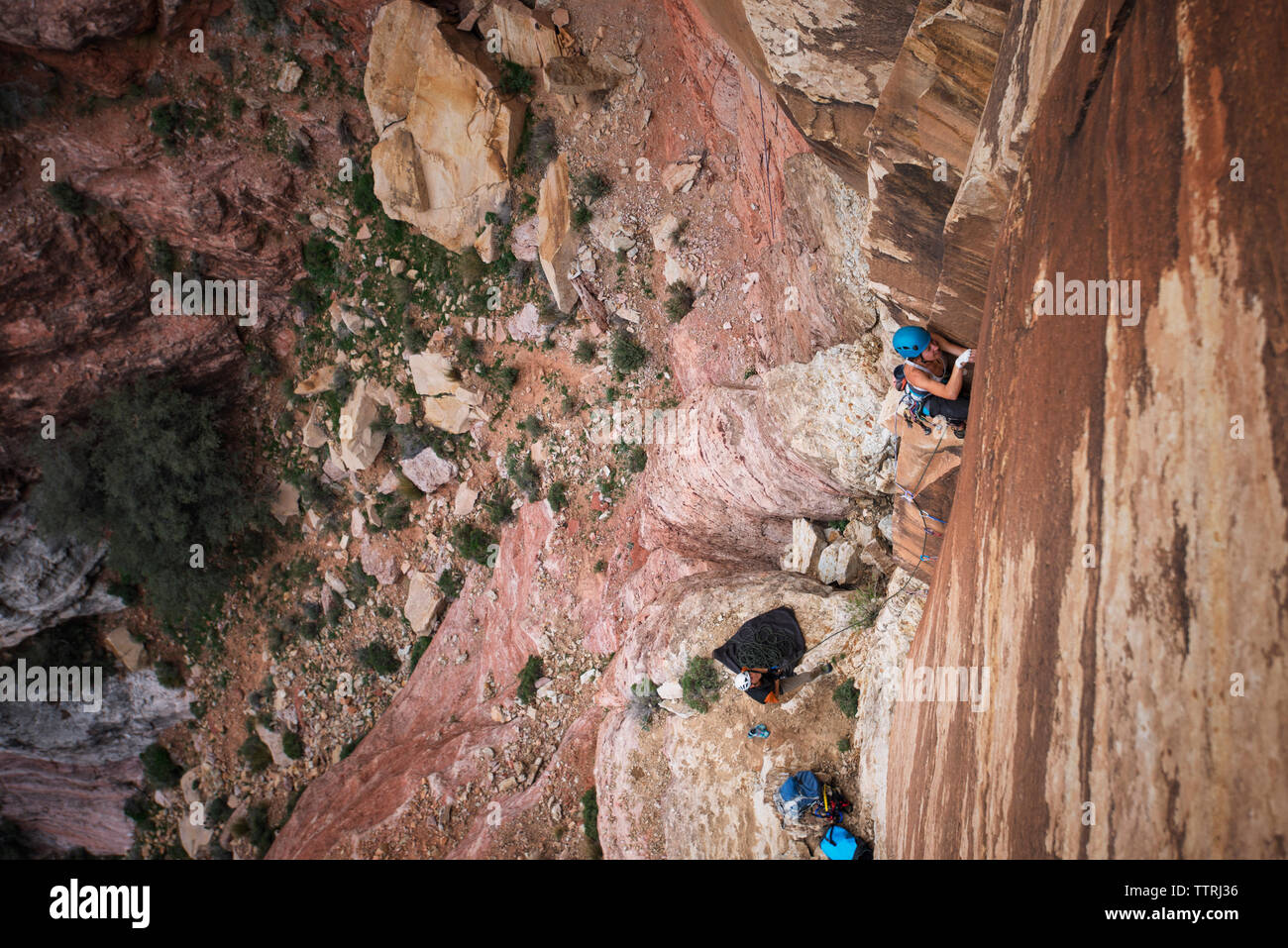 Weibliche Wanderer Bergsteigen im Red Rock Canyon National Conservation Area Stockfoto