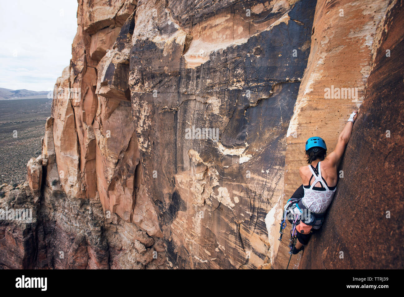 Junge weibliche Wanderer klettern Rocky Mountains im Red Rock Canyon National Conservation Area Stockfoto