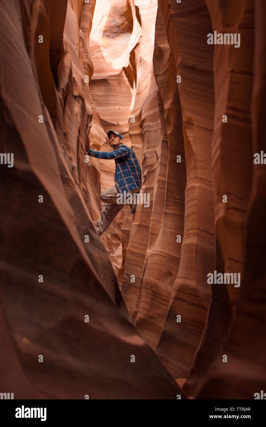 Der Mensch inmitten Felsformationen im Zebra Canyon Stockfoto