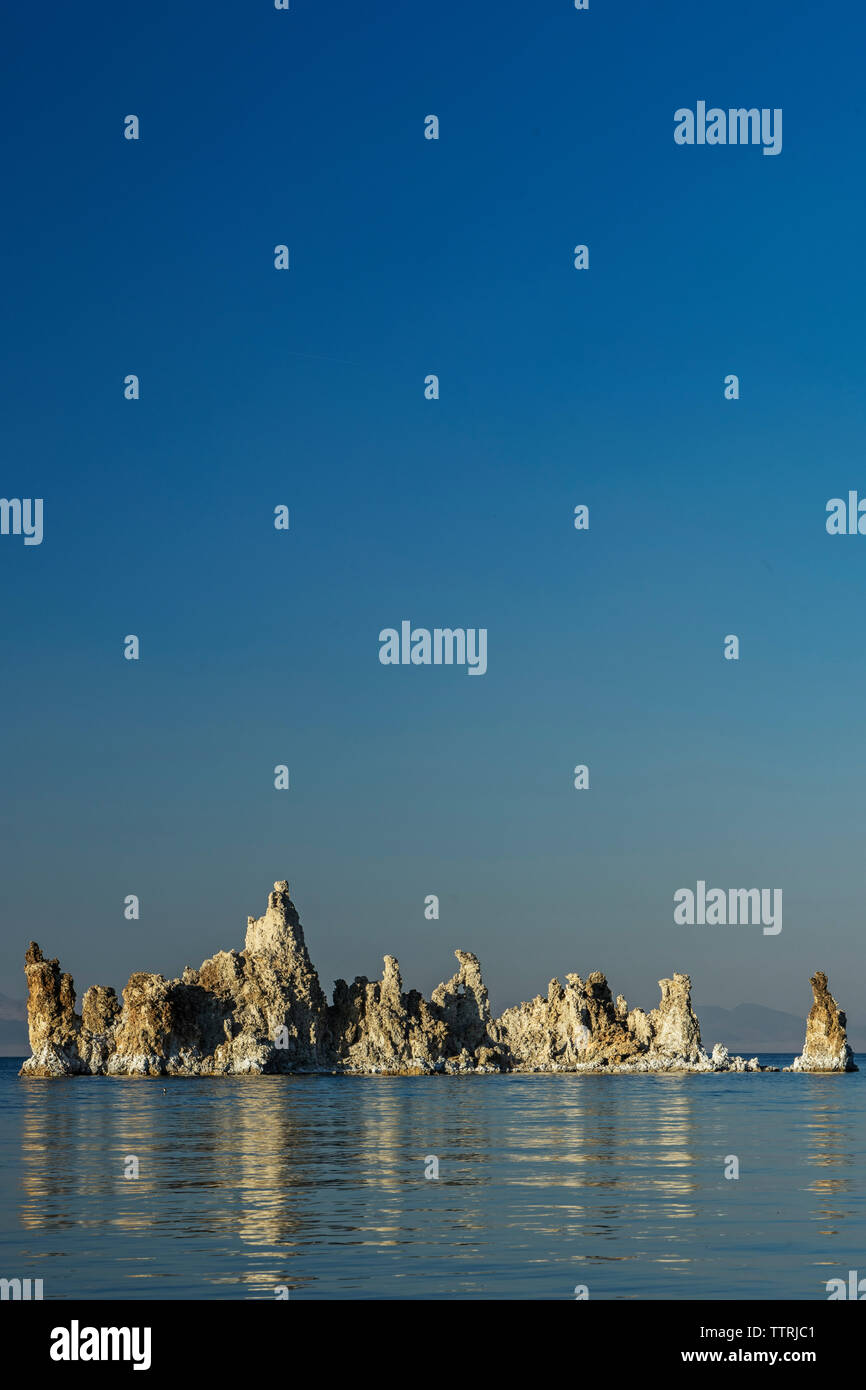 Felsen Stack in Meer gegen blauen Himmel Stockfoto